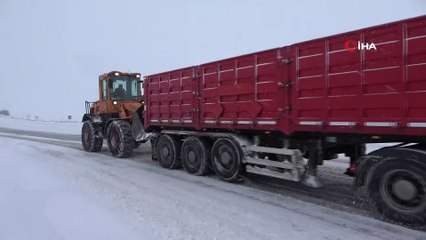 Mahsur kalan İHA ekibinin yardımına karayolları ekipleri yetişti