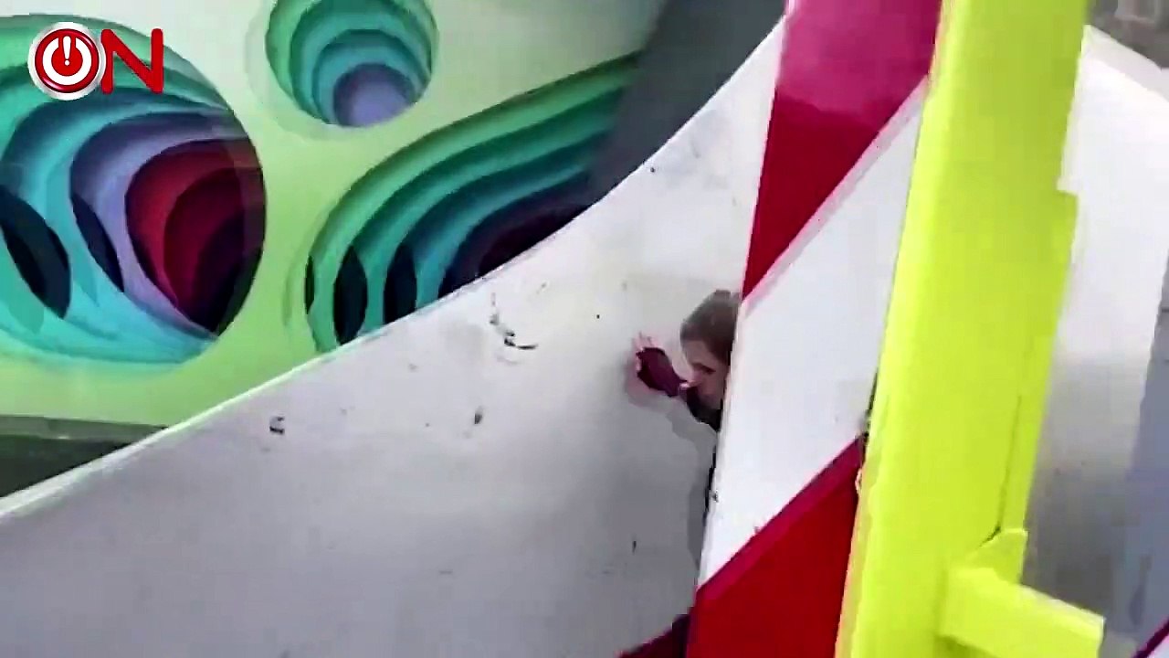 Femme vs Canon à eau
