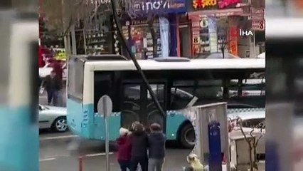 Borcunu ödemeyen şahsın elinden çantasını gasp etti