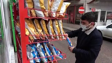 Sürüklenen cips standının peşinden depar attı