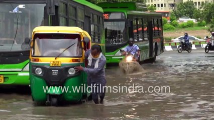 Good samaritan biker helps stranded rickshaw wallah at AIIMS flooded underpass - good Indians exist!