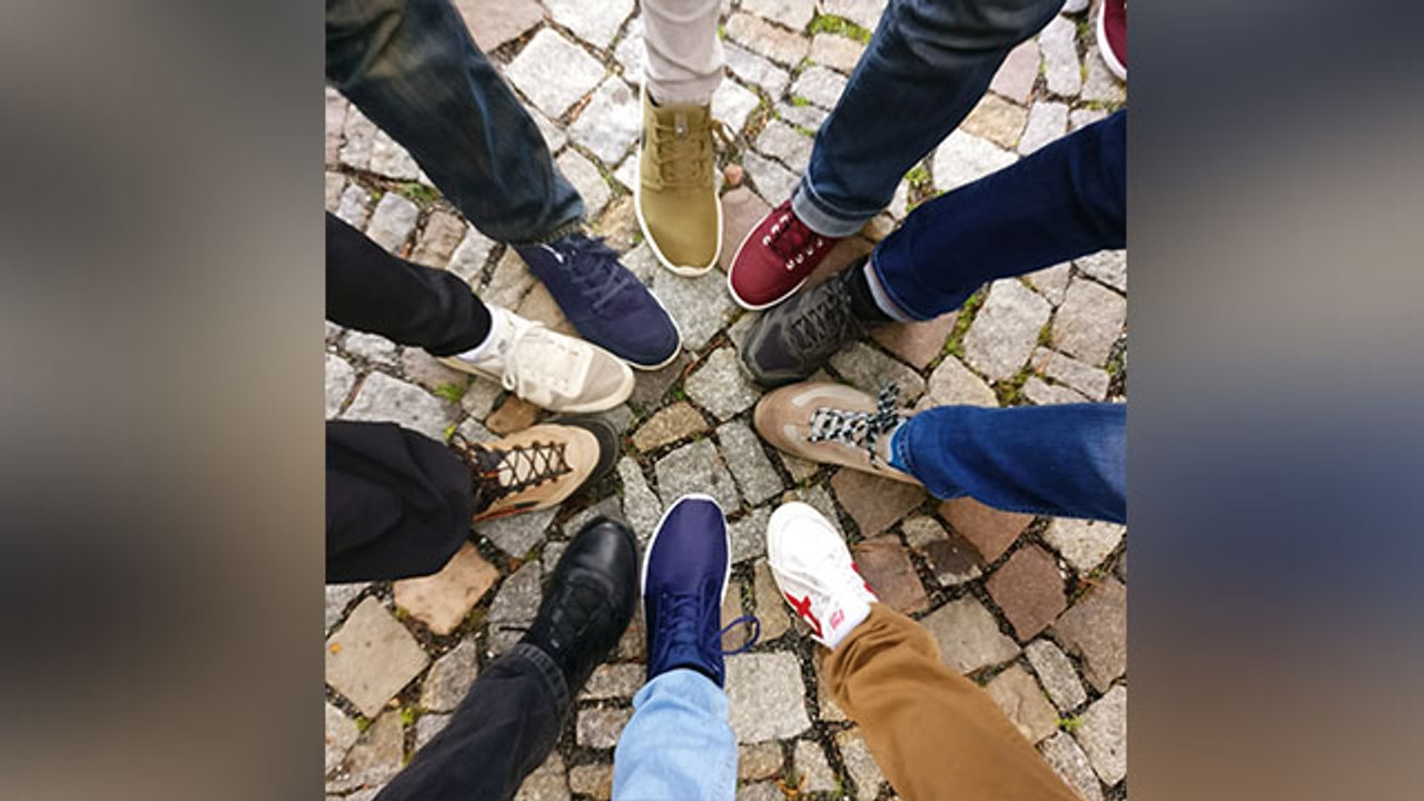 Vastu Tips : आपका जूता भी पलट सकता है बुरी से बुरी किस्मत । Vastu Tips For Shoes । Boldsky