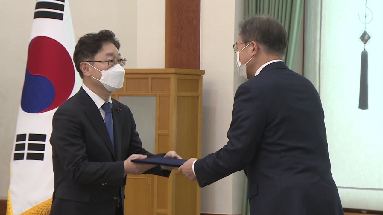 문 대통령, '검찰 개혁 완결' 의미로 장미 한 송이 수여 / YTN