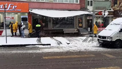 Yağışla Birlikte Belediye Ekipleri Kar Alarmına Geçti
