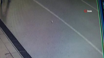 Cebinden telefonu çıkarmak isterken poşet içindeki altınlarından oldu