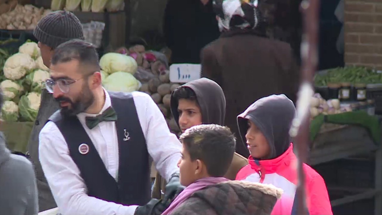 صالون الشوارع مبادرة توفر حلاقة مجانية للأطفال النازحين