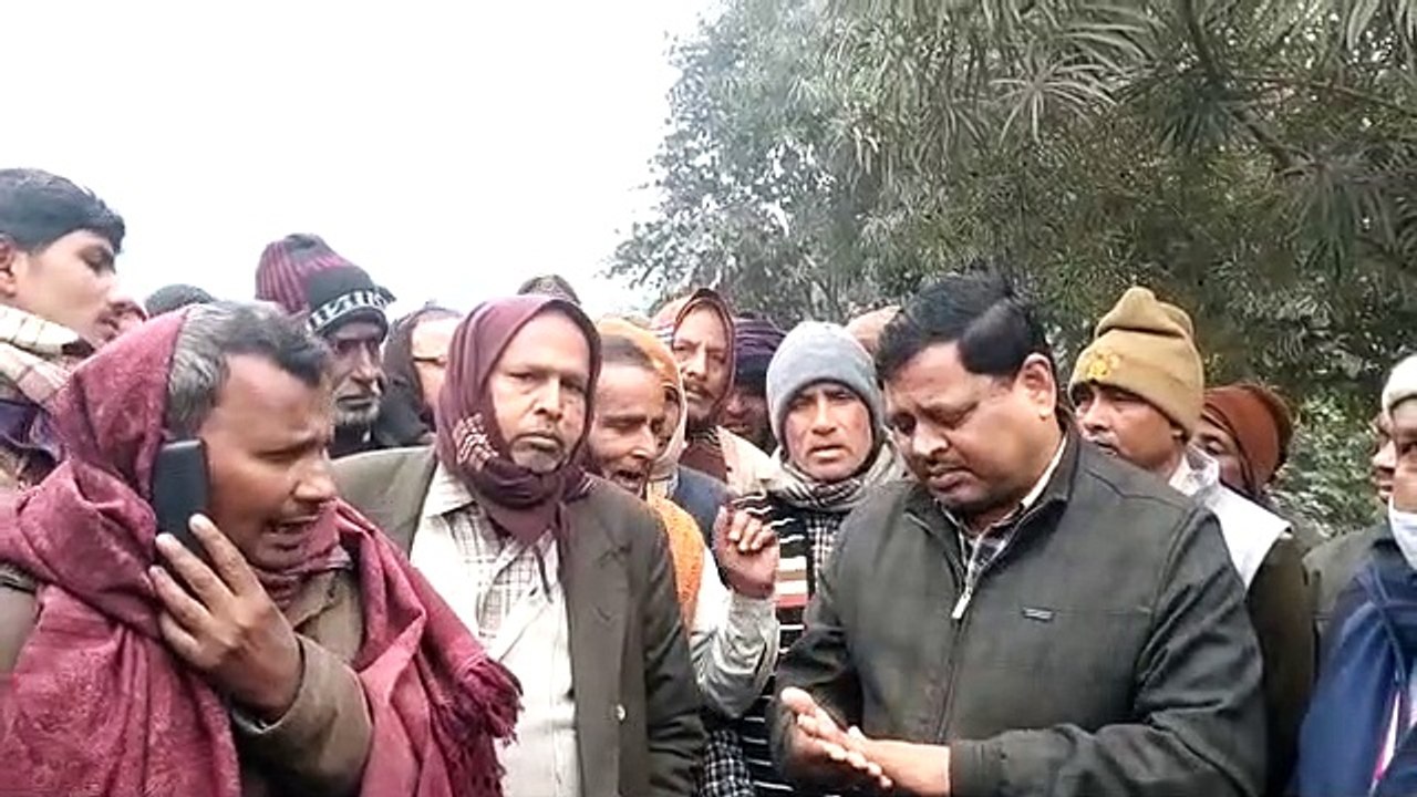सहकारी चीनी मिल में कर्मचारियों का वेतन न मिलने से जीएम कार्यालय का घेराव