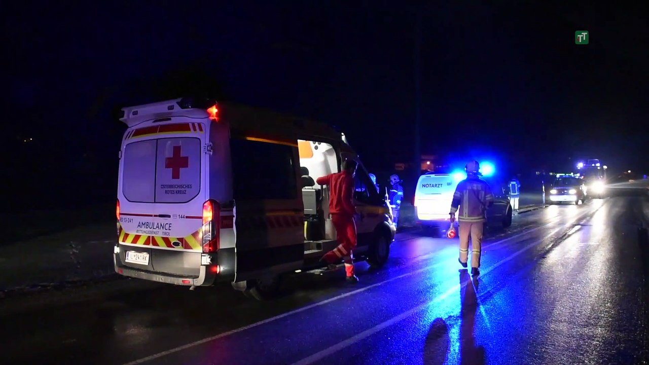 Zwei Verletzte bei Pkw-Überschlag auf eisglatter Fahrbahn in Mayrhofen