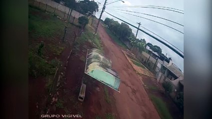 Mesmo em frente à câmera, ladrão furta cabeamento no Bairro Lago Azul