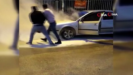 - Bursa'da alev alan otomobili mahalle sakinleri söndürdü