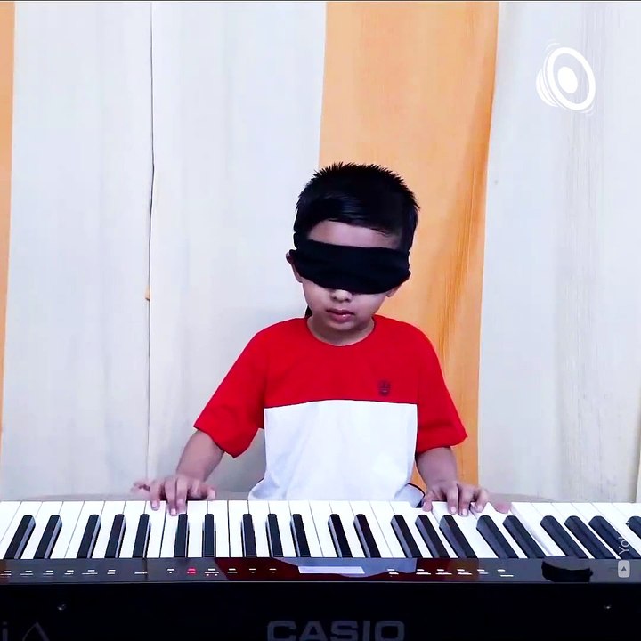 4 Year Old Kid Plays National Anthem On Piano, Blindfolded
