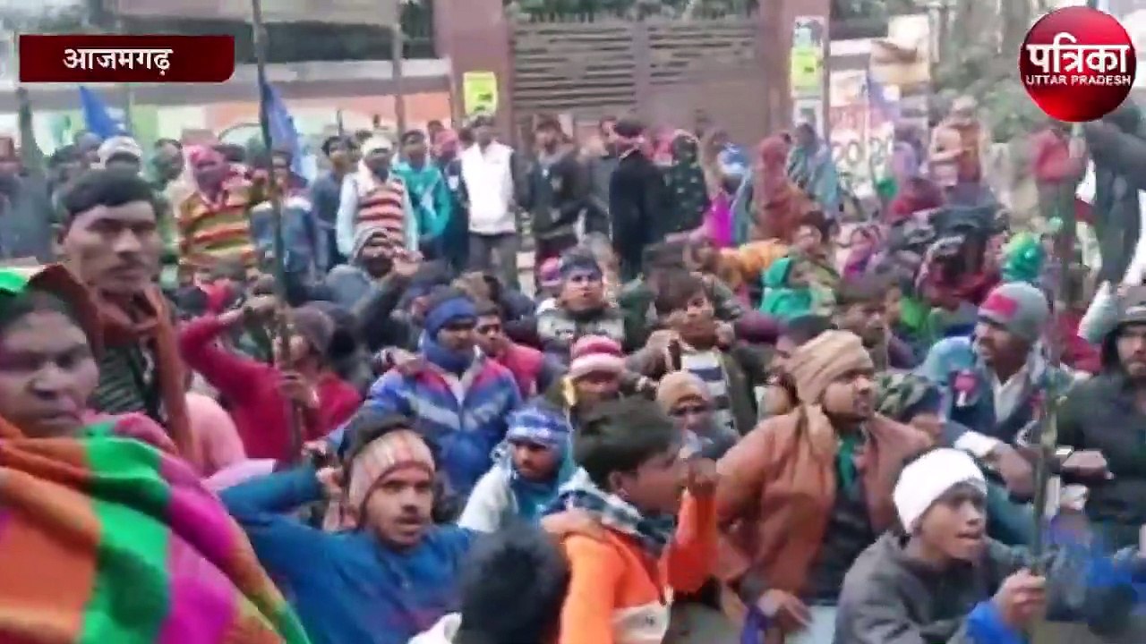डा. अंबेडकर की अनदेखी से नाराज ग्रामीणों ने डीएम कार्यालय पर किया प्रदर्शन