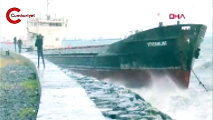 Zeytinburnu'nda gemi karaya oturdu