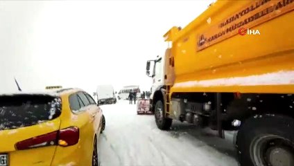-Kar ve tipinin etkili olduğu Erzincan’da araçlar yollarda mahsur kaldı