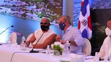 La presencia de Vin Diesel en camiseta sin mangas al lado del presidente da de qué hablar en las redes