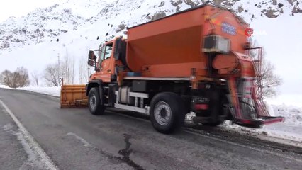 Bahçesaray Yolunda Kar Temizleme Çalışması