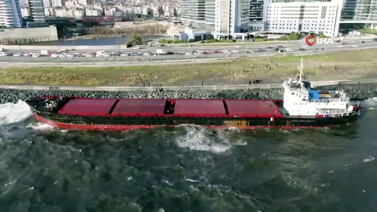 Zeytinburnu’nda demirli olan gemi fırtına nedeniyle karaya oturdu