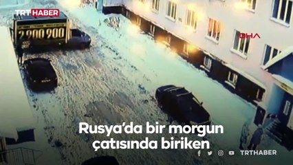Çatıdaki kar kütlesi kadınların üzerine düştü