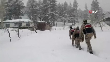 Jandarma ekiplerinden yaşlı adama kar temizliği yardımı