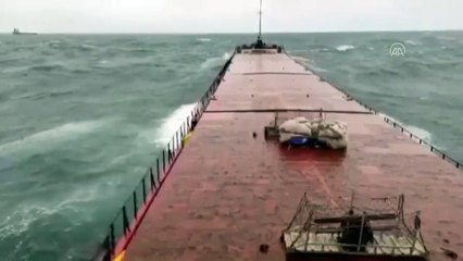 Bartın'da batan geminin dalgalarda kırılma anı görüntüleri ortaya çıktı