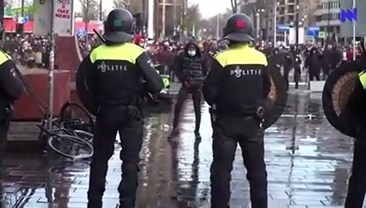 Ce manifestant va regretter d'avoir cherché la police... bien calmé
