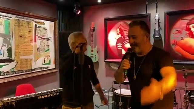 Cem Yılmaz ve Zafer Algöz karaoke yaptı