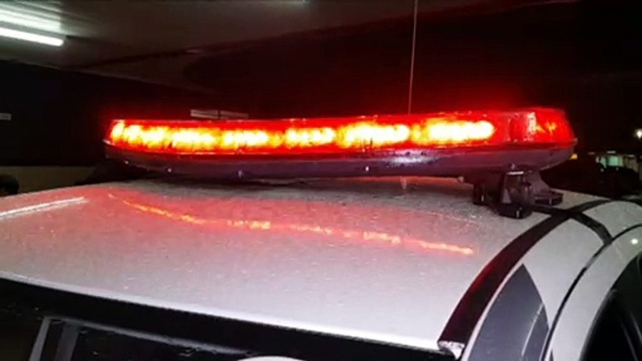 Mulher com crise de ansiedade é socorrida por Policiais Militares, na Avenida Brasil