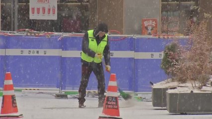 [날씨] 중부 오전까지 눈, 낮부터 추위 풀리지만 미세 '나쁨' / YTN