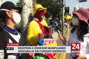 Captan a ambulante soplando bolsa antes de introducir las mascarillas que luego vende