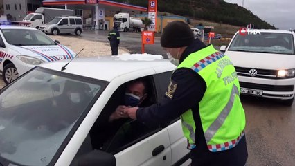 Kar nedeniyle kapanan karayolunda araçlar mahsur kaldı