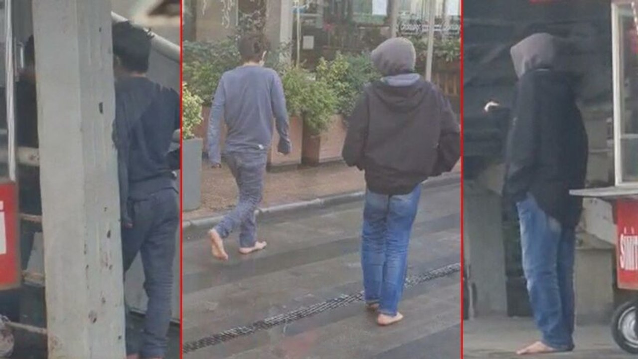 Dilenci çocukların çıplak ayak oyunu kamerada
