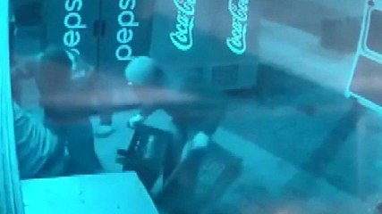 Manavdan aldıkları kasalarla tekel bayisini soydular