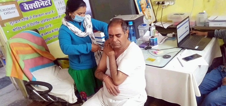 आयुष विभाग के अधिकारी कर्मचारियों ने लगवाया कोरोना का टीका