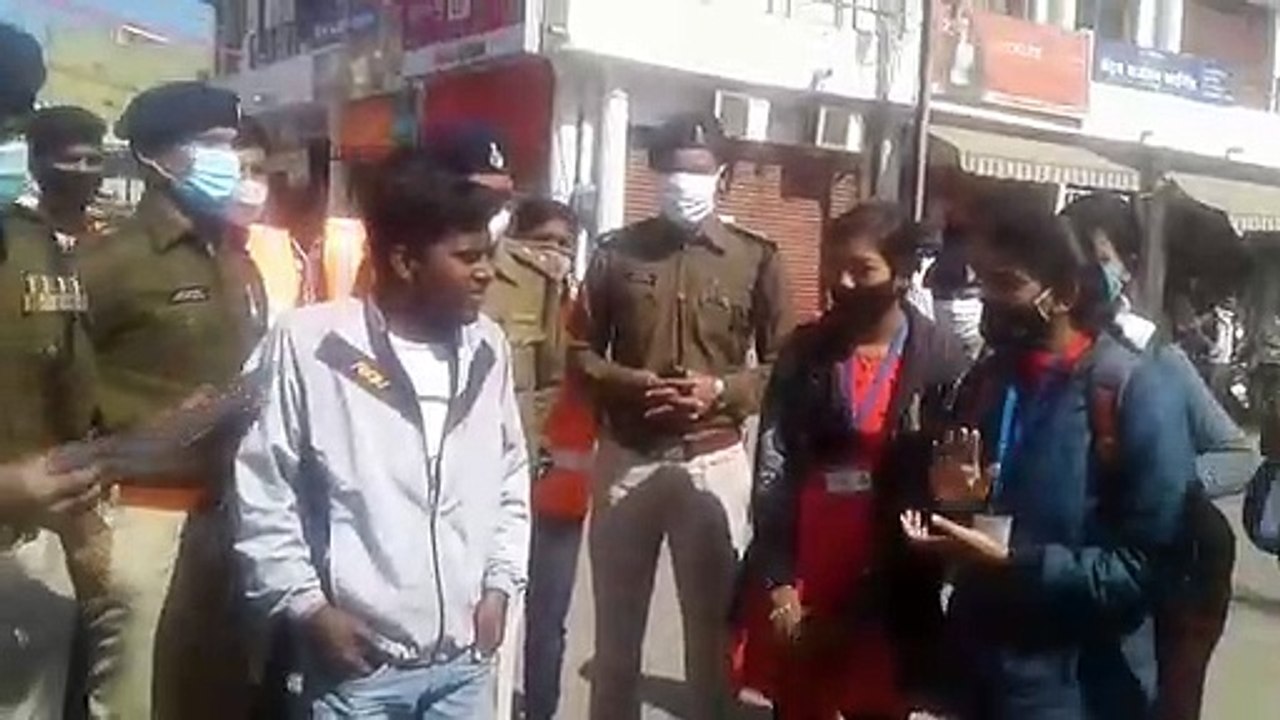 Students scolded and read traffic rules like parrots