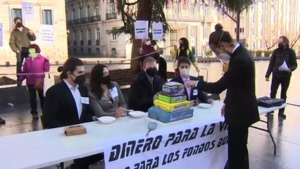 Ecologistas reparten de forma simbólica la "tarta de los fondos europeos"