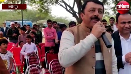 क्रिकेट मैच में भीड़ जुटाने के लिए बालाओं के ठुमके
