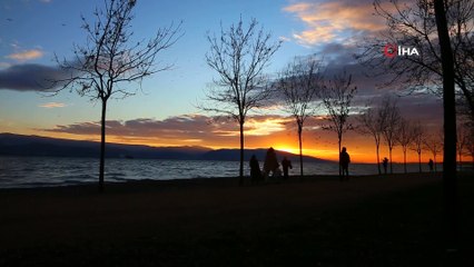 Kartpostallık Gün Batımını İzlemek İçin Sahile Akın Ettiler