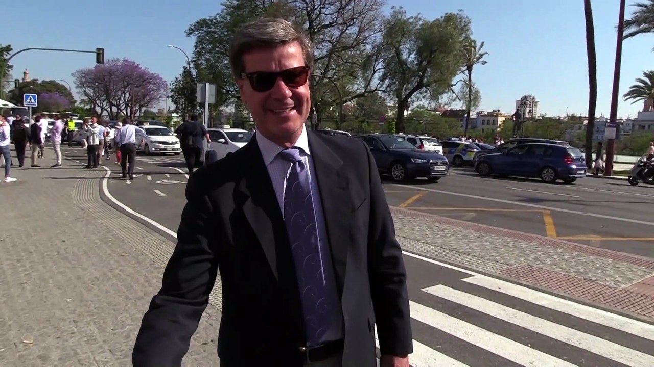 Cayetano Martínez de Irujo y Bárbara Mirjan muestran su amor en plena calle