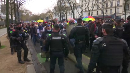 Plusieurs centaines de personnes manifestent à Paris contre la loi sécurité globale