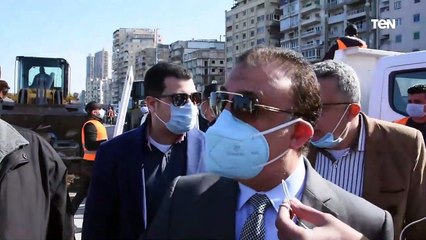 محافظ الإسكندرية يزيل منشآت أحدي الكافيتيريات تنفيذا لوعده بإزالة كافة الموانع الحاجبة لرؤية البحر