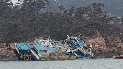 충남 태안서 어선 2척 갯바위에 얹혀 좌초...5명 구조 / YTN
