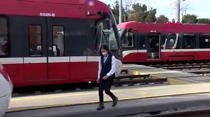 Fenalaşıp tramvay raylarına düşen kadın, makinistin dikkati sayesinde kurtuldu
