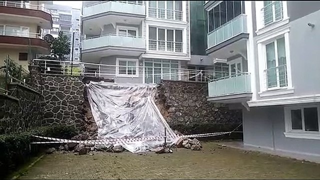 Mudanya Güzelyalı'da yağıştan çöken istinat duvarı güvenlik kamerasında