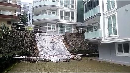 Mudanya Güzelyalı'da yağıştan çöken istinat duvarı güvenlik kamerasında