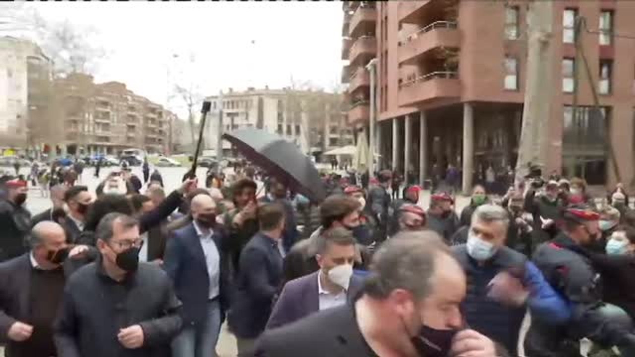 Un grupo antifascista recibe en Girona a los ultraderechistas Abascal y Garriga