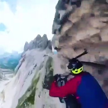 Ce VTTiste prend de gros risques sur un chemin de montagne