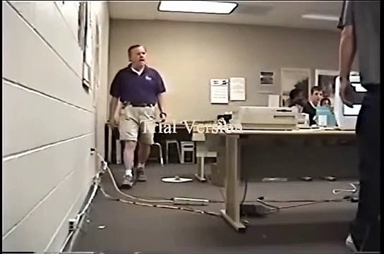 Un élève pète un cable et éclate son ordi en plein cours