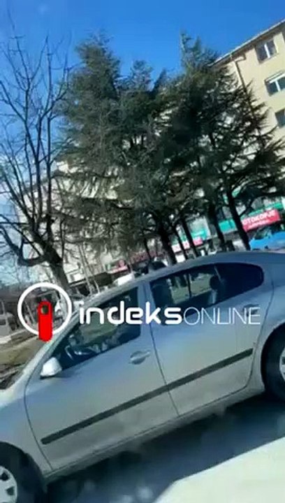 Burri godet Një grua në mes të Prishtinës