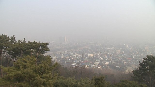[날씨] 휴일, 포근하지만 서쪽 초미세먼지...밤사이 곳곳 비 / YTN