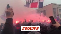 Au Bourget, les supporters parisiens lancent le match - Foot - WTF